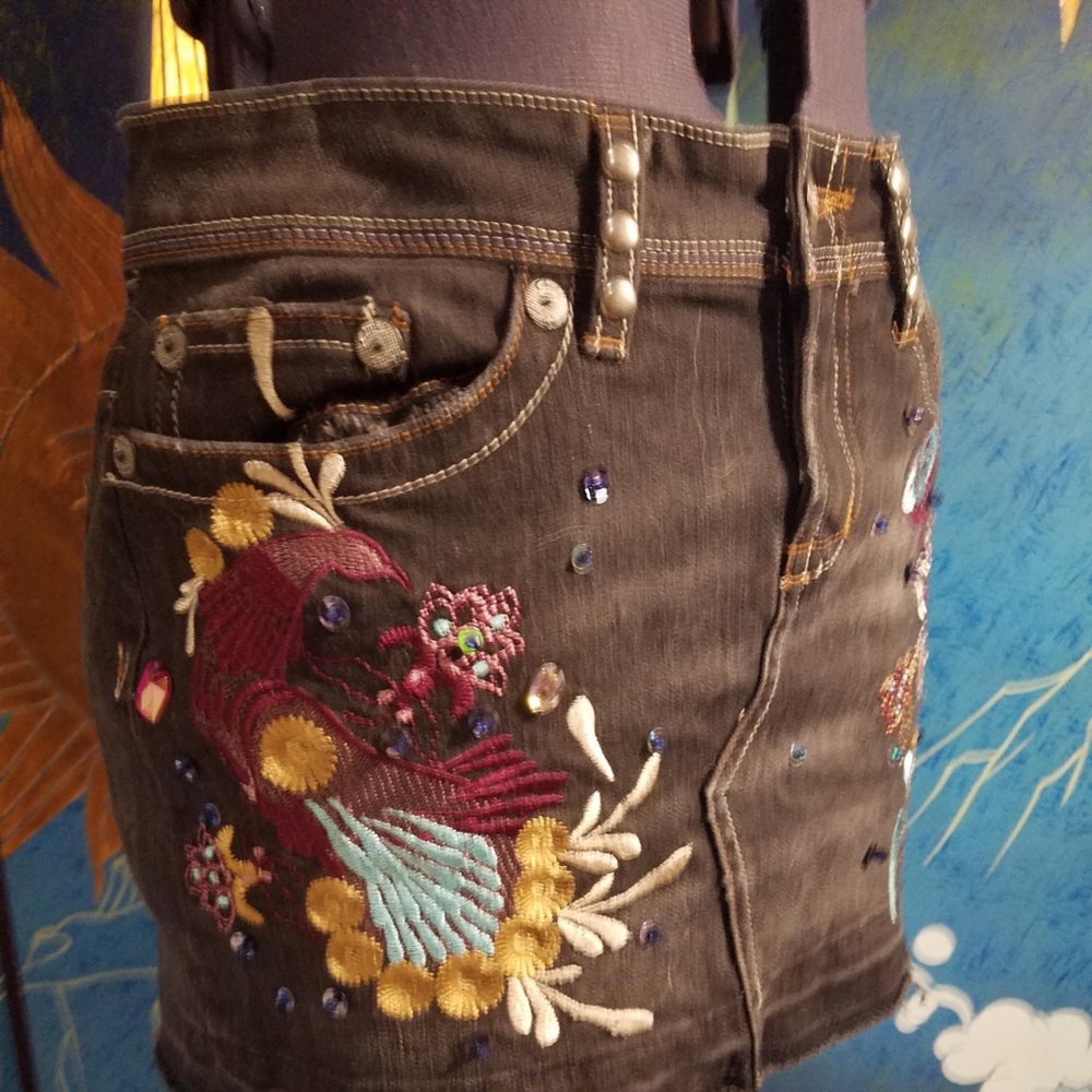 Denim embroidered short skirt w/ bird embroidery